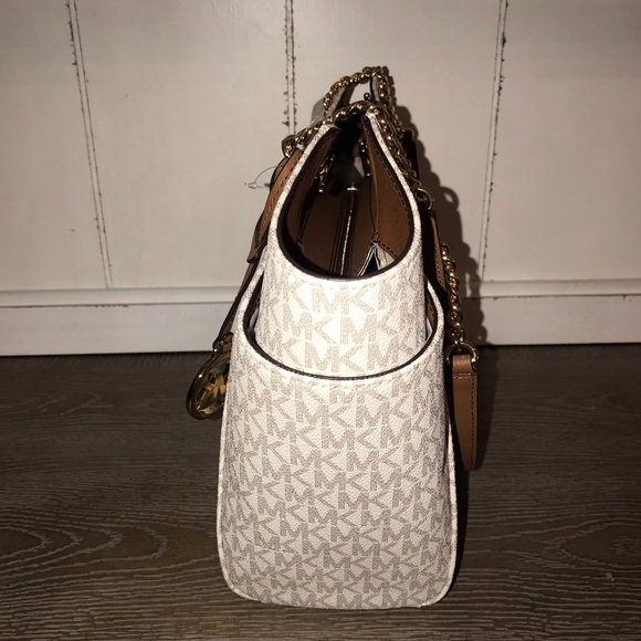 Michael Kors Jet Set LG Tote - Picture 4 of 8